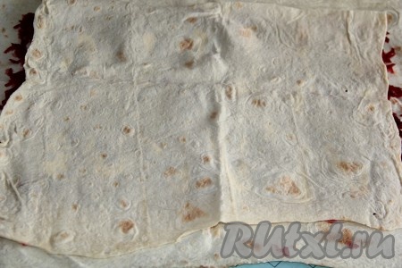 Поверх лаваша со свеклой выложить второй лаваш, слегка прижать.