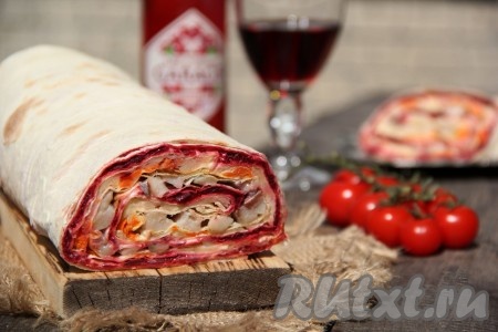 Перед подачей нарезать рулет&nbsp;"Сельдь под шубой" в лаваше&nbsp;на кусочки. Готовится эта закуска очень просто, а получается яркой и вкусной, поэтому её можно подать к столу и в будни, и в праздники.