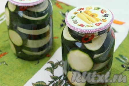 Вскипятить воду в кастрюле. Воды нужно вскипятить столько, чтобы хватило на двойную заливку банок. Кабачки в банках залить кипятком, прикрыть крышками и оставить на 7 минут. По истечении времени воду слить в пустую кастрюлю, а кабачки залить оставшимся кипятком на то время, пока закипит маринад.
