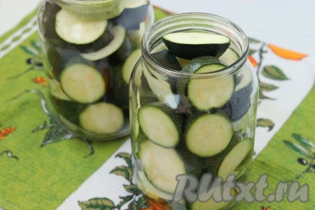 Плотно наполнить банки кабачками. Переложить кабачки колечками острого перца (семечки из перца можно не удалять) или можно сразу выложить&nbsp;колечки перца на дно банок.
