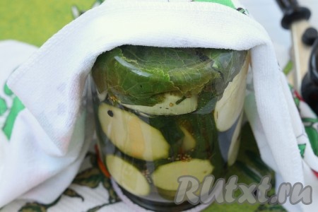 Перевернуть банки на крышку, укутать чем-нибудь тёплым до полного остывания.