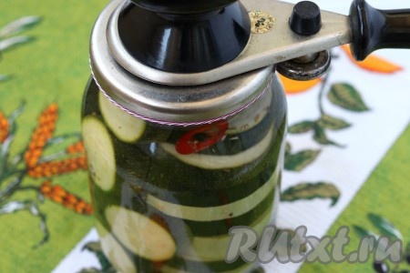 Из банок с кабачками вылить воду в раковину и залить их подготовленным маринадом. Банки сразу же закатать.