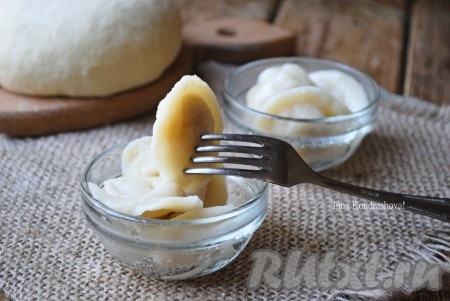 Вот такие замечательные пельмени получаются из этого теста, уксус в готовом блюде совершенно не чувствуется, зато работать с этим тестом очень приятно.