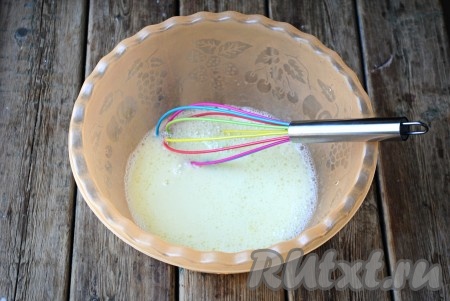 Влить растительное масло и уксус, перемешать. На этом этапе произойдёт реакция и жидкость заметно побелеет.