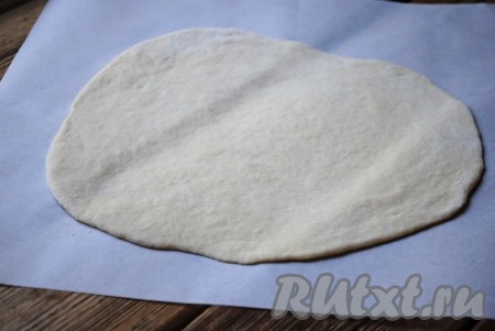 Для лепки пельменей тесто нужно раскатать в тонкий пласт на столе, присыпанном мукой.