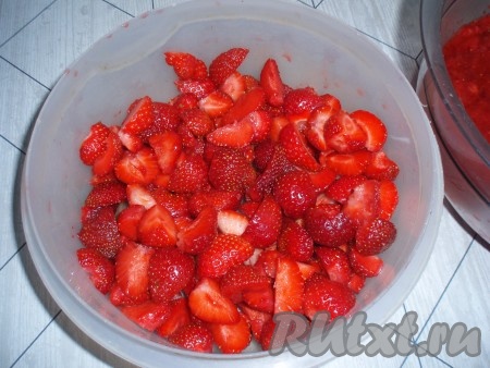 Готовый бисквит остудить. Тем временем можно приготовить начинку. Для этого клубнику вымыть, очистить от хвостиков. Половину клубники измельчить в пюре, другую - нарезать на кусочки.