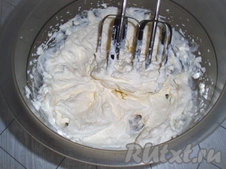 Сливки взбить с сахарной пудрой до устойчивых пиков.
