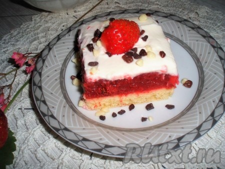 Очень вкусное, тающее во рту клубничное пирожное со взбитыми сливками готово. Пирожное разрезать на порции и подать к чаю или кофе. &nbsp;&nbsp;
