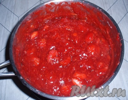 Клубничное пюре поместить в сотейник, добавить сахар, порошок для пудинга и тщательно перемешать. Довести смесь до кипения. Добавить нарезанную клубнику и проварить 3-5 минут на среднем огне (до загустения).
