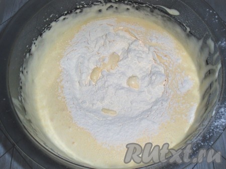 Осторожно вмешать в тесто муку. Тесто для бисквита готово.
