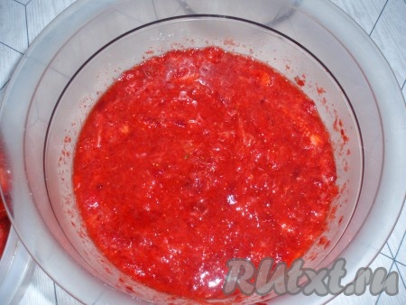 Готовый бисквит остудить. Тем временем можно приготовить начинку. Для этого клубнику вымыть, очистить от хвостиков. Половину клубники измельчить в пюре, другую - нарезать на кусочки.