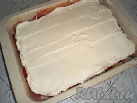 Смазать охлажденный бисквит взбитыми сливками.
