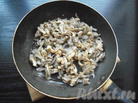 Лук очистить и нарезать произвольно. Вешенки промыть, чтобы удалить остатки грунта, и обсушить на бумажном полотенце. Нарезать грибы, выложить на сковороду с растительным маслом. К грибам добавить лук и обжарить, иногда помешивая, на среднем огне в течение минут 10.
