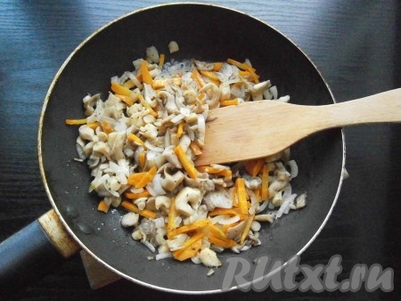 Обжаривать далее грибы с овощами на среднем огне еще 5-7 минут, не забывая иногда помешивать.
