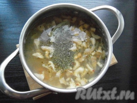 Когда картофель сварится, добавить в кастрюлю обжаренные грибы с овощами, лавровый лист, всыпать специи и измельченный чеснок.
