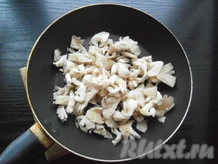 Вешенки нарезать, выложить в сковороду с растительным маслом.
