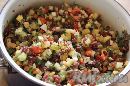 Влить свекольный маринад и тщательно перемешать.
