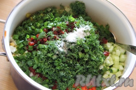 Добавить зеленый лук, укроп и соль.
