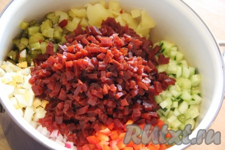 Соединить в кастрюле маринованную свекла, картошку, яйца, солёные и свежие огурцы, редис, болгарский перец.
