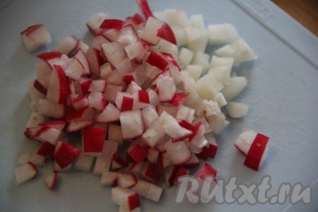 Редис вымыть и мелко нарезать.
