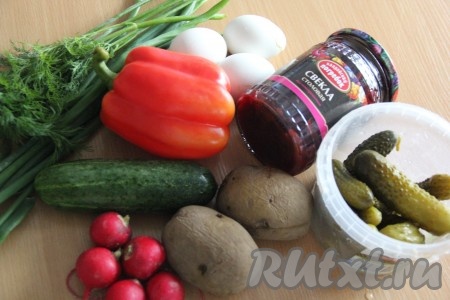 Подготовить продукты для приготовления холодного борща. Банку с маринованной свеклой предварительно поставить в холодильник. Яйца и картофель в кожуре сварить до готовности и остудить.
