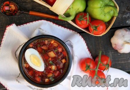 Перед подачей заправить майонезом или сметаной, кто любит поострее, можно добавить уксус. Влить в тарелку холодную воду или кефир (количество воды или кефира регулируйте по своему вкусу - если любите погуще борщ, то добавьте меньше жидкости). Яйцо очистить и нарезать на дольки. Добавить дольку яйца в тарелку и подать к столу вкусный, освещающий холодный борщ с маринованной свеклой.
