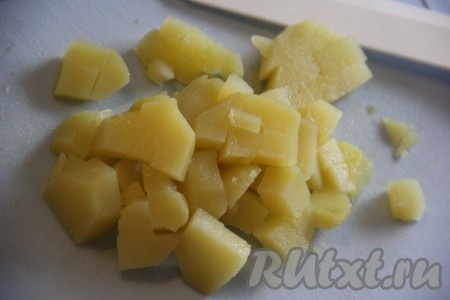 Картофель очистить и нарезать на кубики среднего размера.
