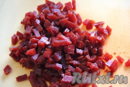 Маринованную свеклу нарезать на кубики такого же размера, как мы нарезали и остальные овощи. Маринад со свеклы слить и отставить в сторону, он понадобится нам для заправки холодного борща.
