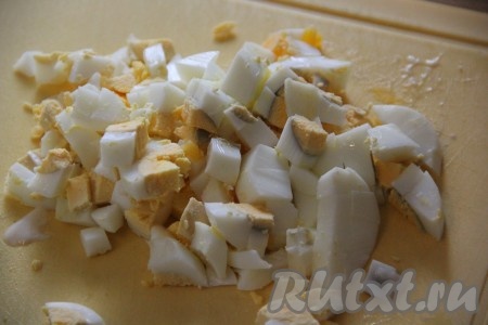 Яйца очистить и мелко нарезать.
