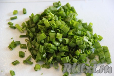 Зелёный лук вымыть и нарезать.
