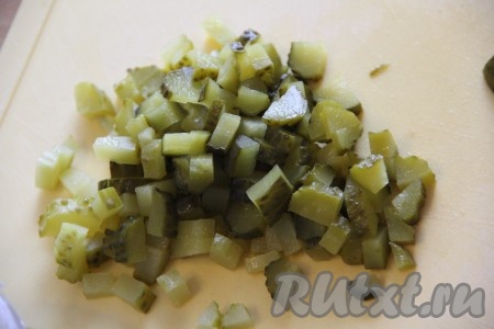 Солёные огурчики нарезать на кубики.
