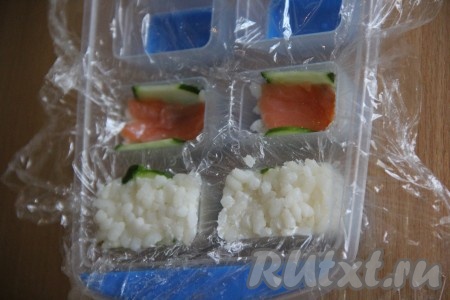 Далее положить кусочек красной рыбы и слегка прижать.
