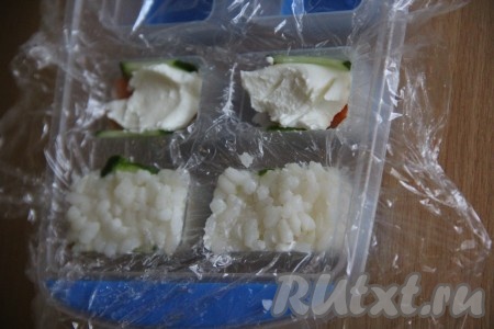 Затем выложить творожный сыр.
