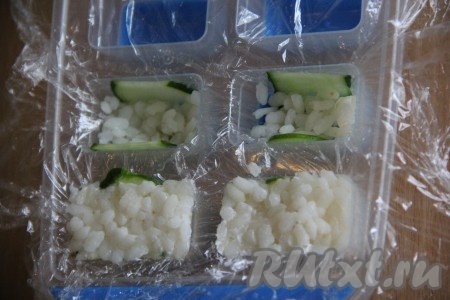 Затем выложить немного риса. Рис должен быть остывшим.
