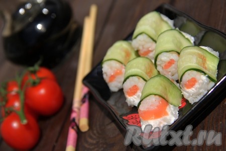 Аккуратно снять пищевую плёнку и подать роллы к столу.&nbsp; Вот такие красивые и очень вкусные роллы с красной рыбой и огурчиком получились в форме для льда. Просто, вкусно, креативно! Подаем роллы с соевым соусом и маринованным имбирем.