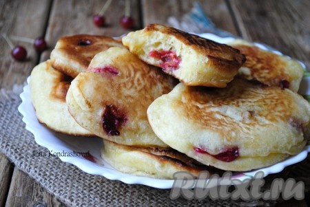 Оладьи с вишней на кефире