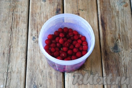 Вишню перебрать, залить холодной водой и хорошо вымыть.&nbsp;
