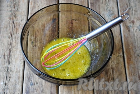 Размешать венчиком до однородности. 