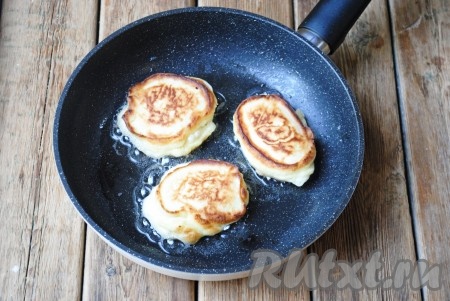 Жарить на небольшом огне по 2-3 минуты с каждой стороны (до золотистого цвета). Готовые оладушки выложить на бумажное полотенце, чтобы избавиться от лишнего масла. 