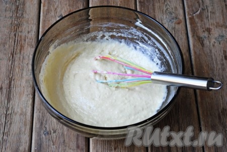 Снова перемешать до получения однородного теста, которое по своей консистенции будет напоминать густую сметану. Оставить тесто "отдохнуть" на 15-20 минут. 