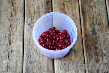 Удалить из ягод косточки.&nbsp;
