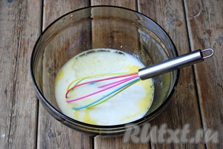 Влить кефир комнатной температуры и растительное масло. 