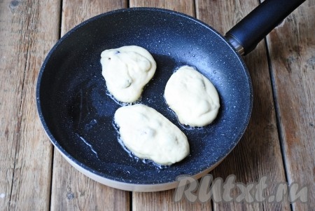 Поверх ягод налить ещё, примерно, половину столовой ложки теста, стараясь закрыть их полностью.
