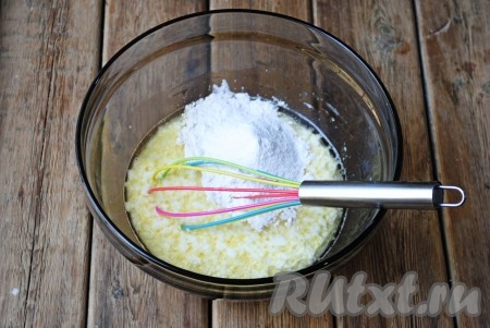 Перемешать и всыпать просеянную муку с разрыхлителем. 