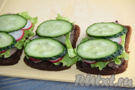 Затем разложить кружочки огурца.
