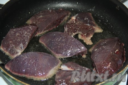 Сковороду хорошо разогреть, влить масло и выложить кусочки печени.

