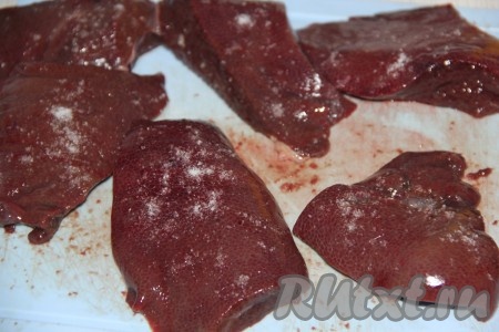 Печень промыть под проточной водой, обсушить и нарезать на небольшие кусочки. Печень посолить с двух сторон.