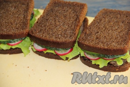 Накрыть вторым кусочком хлеба.