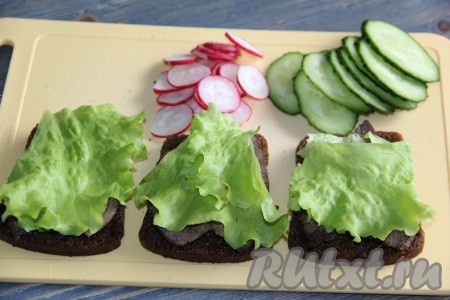 На печень выложить листья салата.
