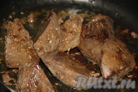 Жарить печень на среднем огне до золотистого цвета с двух сторон. Печень жарится довольно быстро - с каждой стороны, примерно, по 3-4 минуты. Готовность можно проверить, проткнув печень зубочисткой или кончиком ножа, - если выделяется прозрачный сок без примесей крови, значит печень готова. 